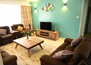 Executive Suite, 2 Bedrooms, Ensuite, City View | Living area
