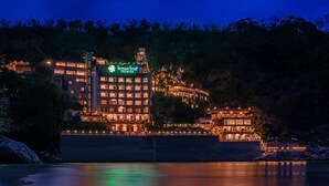 Un hotel a più piani con un cartello ben visibile che riporta la scritta "lemon tree premier".