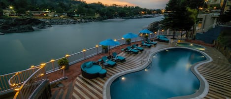 Una piscina al aire libre