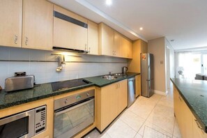 Geladeira, micro-ondas, fogão, cooktop