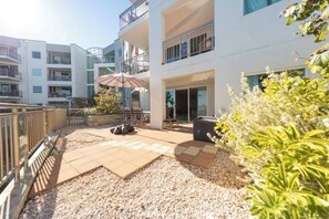 Property grounds - Apartment M311 - spacious and relaxed apartment! (Scarborough)