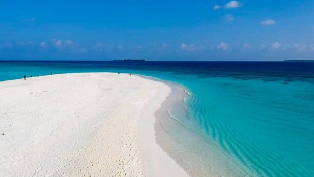 Pantai persendirian berhampiran, pasir putih, payung 