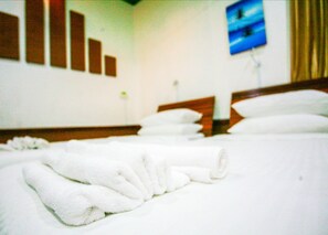 Deluxe dubbelrum eller tvåbäddsrum | Egyptiska bomullslakan, sängtillbehör av högsta kvalitet och duntäcken