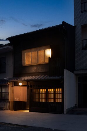 施設の正面 (日没後)