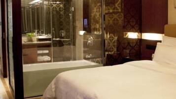 Junior Suite | Minibar, in-room safe, blackout drapes, free WiFi