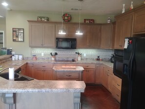 Fridge, microwave, oven, stovetop - Modern Living in Country Setting (Starkville)