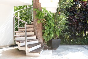 المنطقة المحيطة بالمنشأة