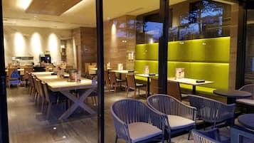 S'hi serveixen esmorzars, dinars, sopars i plats de cuina japonesa