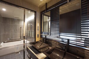 Executive Twin Room | Bathroom | Separate tub and shower, free toiletries, hair dryer, slippers