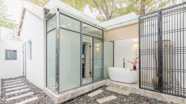 A modern bathroom with a glass-enclosed shower, a freestanding bathtub, and a tiled floor. - Floral Hotel Yi Shu Yu She Zhouzhuang (Suzhou)