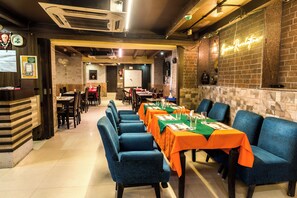 Restaurant - Flavours Inn (Kolkata)