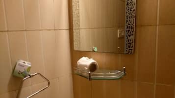 Ducha, artículos de tocador gratuitos, toallas