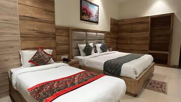 Executive-Dreibettzimmer | Hochwertige Bettwaren, Betten mit Memory-Foam-Matratzen, Schreibtisch