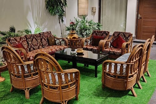 Lobby lounge