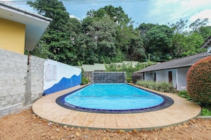 Hồ bơi ngoài trời