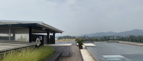 屋顶泳池