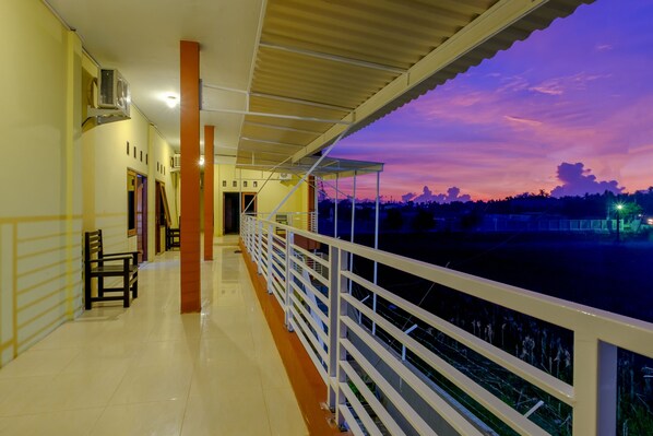 Balcony - Hotel O Hening Homestay Near Pantai Tanjung Bias (Mataram)