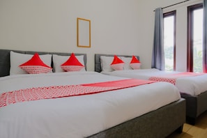 Family Suite | Desk, free WiFi, bed sheets