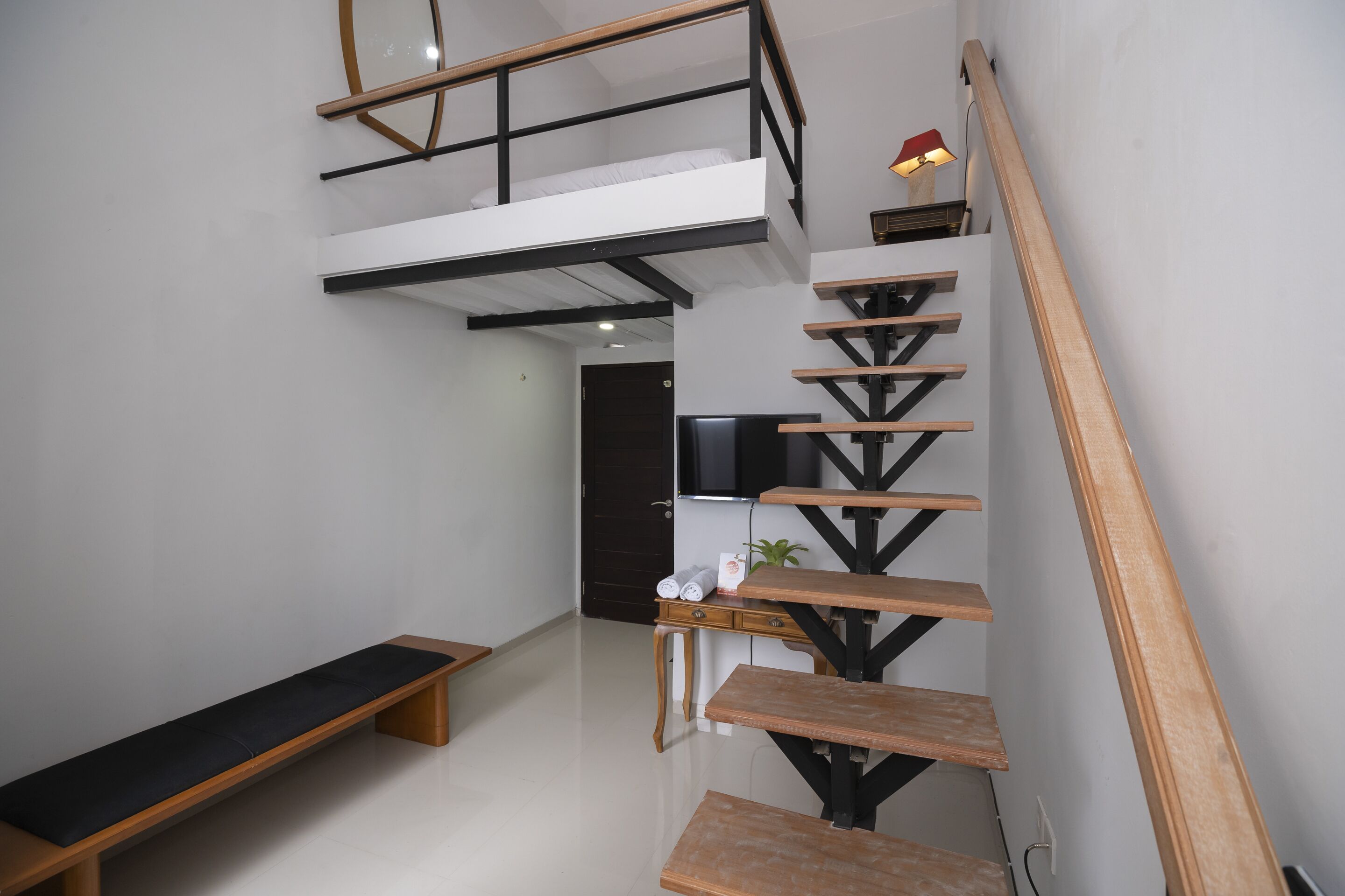 Deluxe-Suite | Wohnbereich | 32-Zoll-Flachbildfernseher mit Kabelempfang, Fernseher