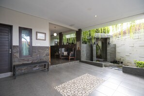 Interior entrance - OYO 2438 D' Tamblingan Guesthouse (Jimbaran)