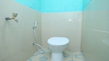 Kamar Single Basic | Kamar mandi | Shower dan handuk