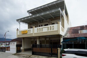 Exterior - OYO 2220 PINK'S GUEST HOUSE (Hutagodang)