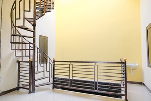 Interior detail - SPOT ON 2431 Tf Homestay (Caruban)