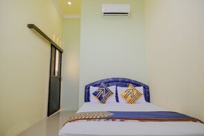Double Room | Desk, free WiFi, bed sheets - SPOT ON 2431 Tf Homestay (Caruban)
