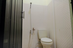 A bathroom with a toilet, a shower, and a sink. - SPOT ON 2431 Tf Homestay (Caruban)