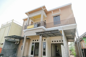 Exterior - SPOT ON 2431 Tf Homestay (Caruban)