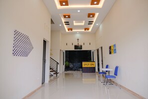 Interior detail - SPOT ON 2431 Tf Homestay (Caruban)