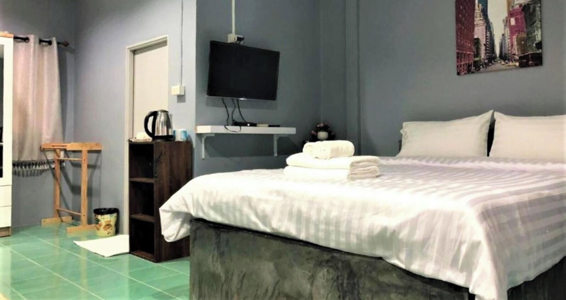 Desk, free WiFi, bed sheets