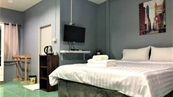 Double Room | Desk, free WiFi, bed sheets