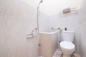 Chambre Triple Économique | Salle de bain