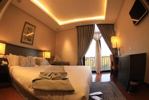 Caja de seguridad en la habitación, escritorio y cortinas blackout 