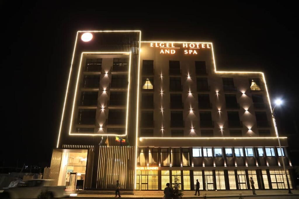 Het exterieur van Hotel Elgel en Spa 's nachts, met een modern ontwerp, verlichte lijnen en een opvallende entree.