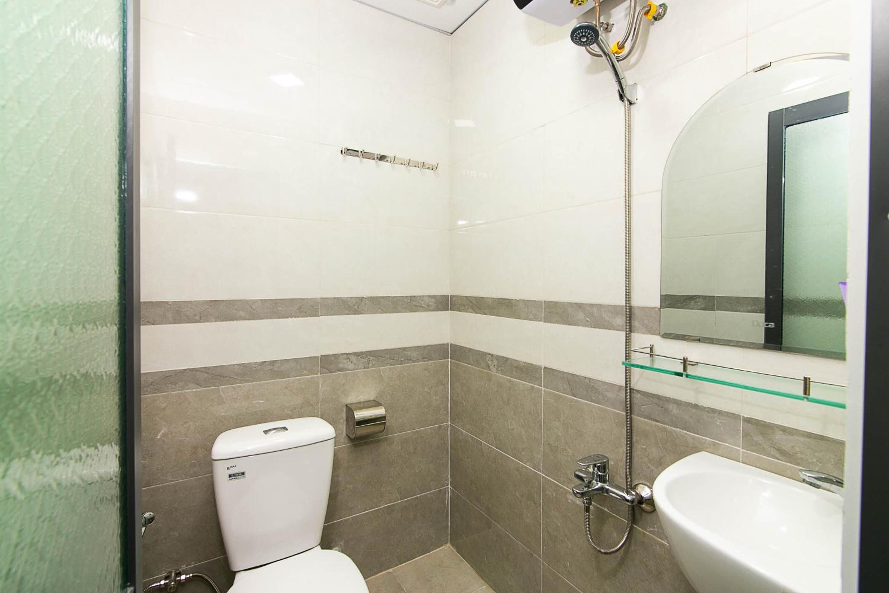 shower, free toiletries, slippers, towels