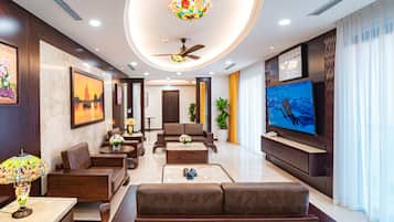 Presidential Suite | Living area | 32-inch LCD TV with cable channels, TV