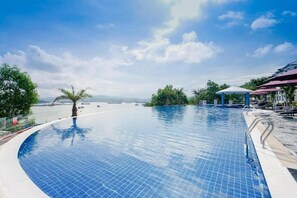 Pool - D'Lioro Hotel & Resort (Bai Chay)