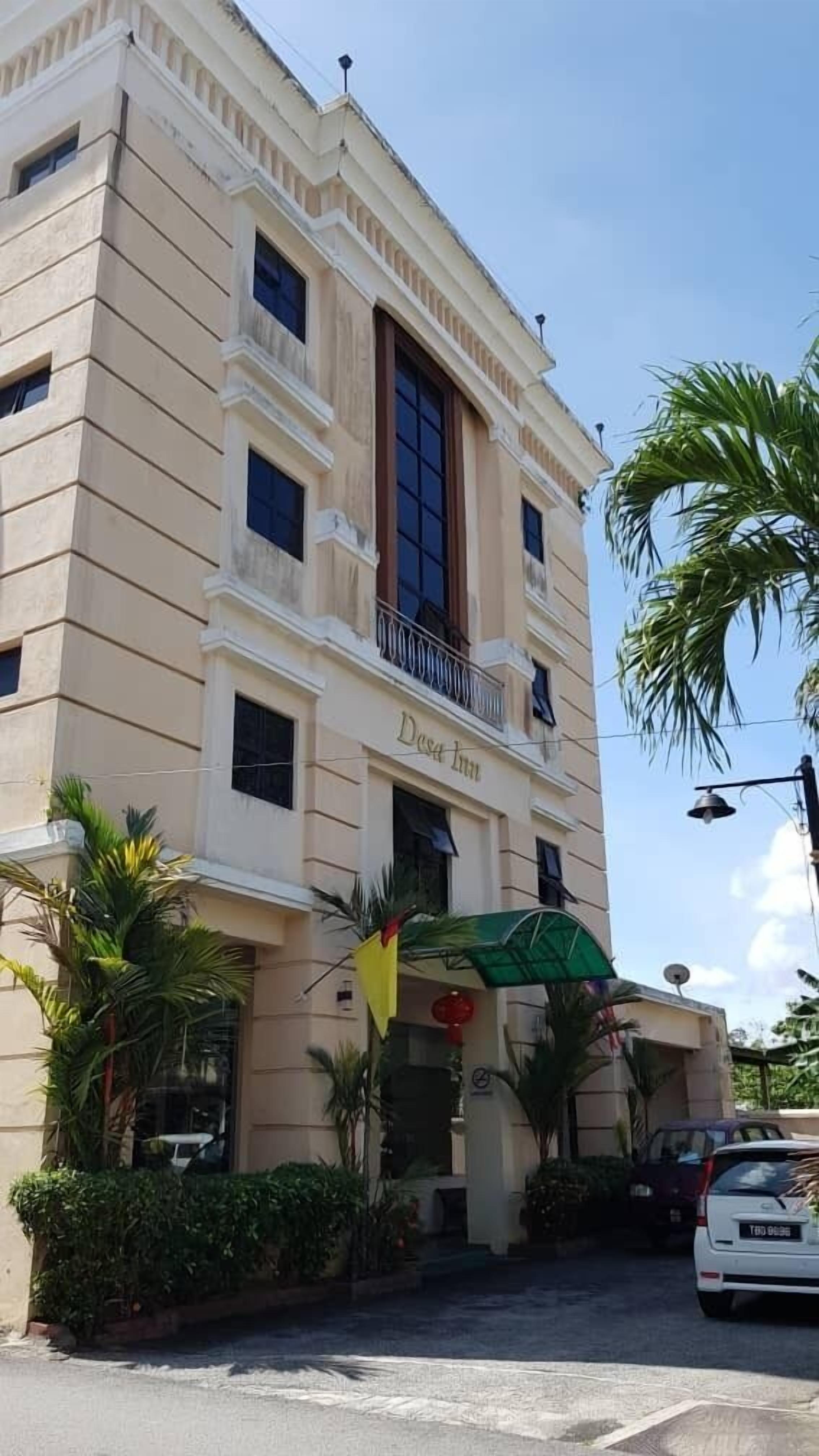 A building with a sign reading "Dasa Inn" and a balcony.