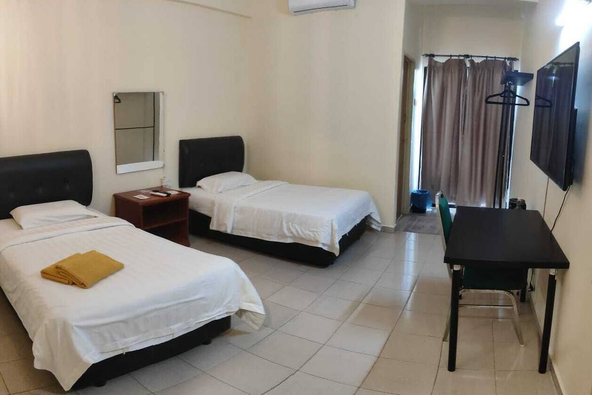 Standardværelse | Individuel indretning, skrivebord, arbejdsområde til bærbare computere