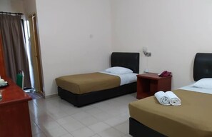 Habitación estándar | Muebles diferentes, escritorio y espacio para trabajar con laptop 