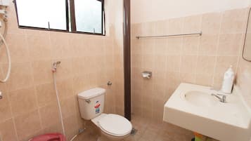 Un bagno con il water, un lavandino e una finestra.
