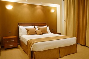 Minibar, in-room safe, desk, laptop workspace - Summerdale Inn (Nairobi)