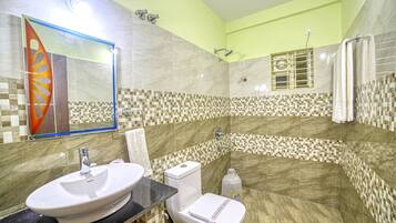 Shower, hydromassage showerhead, free toiletries, bidet