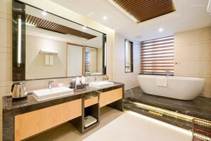 디자인 더블룸 | 욕실 | 샤워 시설, 무료 세면용품, 헤어드라이어, 슬리퍼