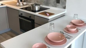 Kühlschrank, Mikrowelle, Ofen, Geschirrspüler