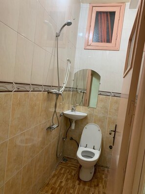 Suihku, ilmaiset hygieniatuotteet, pyyhkeet, saippua