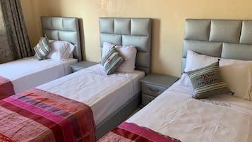 Habitación triple | Cortinas blackout, wifi gratis y ropa de cama