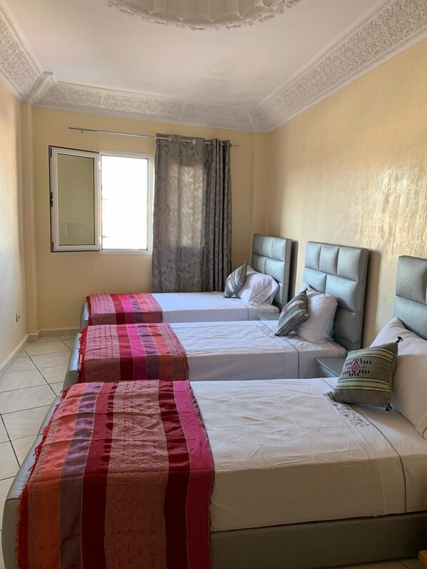 Triple Room | Blackout curtains, free WiFi, bed sheets - Dar Bennis 2 (Rabat)